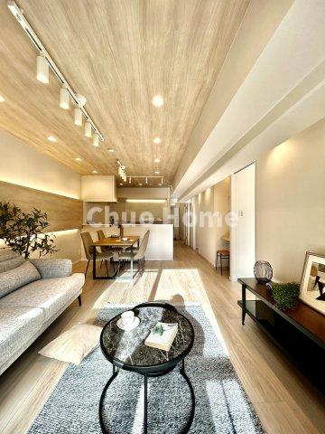 シティコープ豊洲のダイニング|【ダイニング】忙しい朝でも、しっかり家族が揃って食事をして頂けるゆとりある大きさのダイニングスペース。奥様が作る手料理をカウンター越しに受けとって頂き、テーブルで囲む素敵な時間を存分に愉しんで下さい。