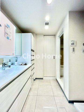 シティコープ豊洲の脱衣所|【洗面所】明るい洗面所は朝をすっきりさせてくれる空間です。バタバタしている忙しい朝でも収納が多い洗面台では短い時間で効率良く支度ができます。