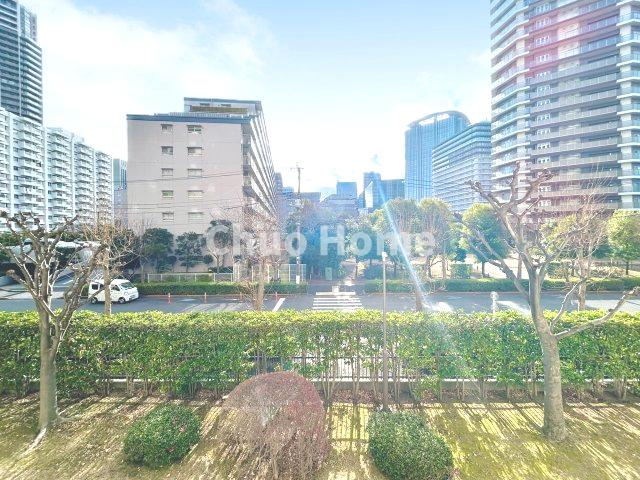 シティコープ豊洲の展望|手を伸ばせば、ふれることが出来そうな環境が、そのままインテリアになったような印象です。その豊かな眺望にふさわしい空間には、通風・採光にも優れ、心地よい光と風があふれています