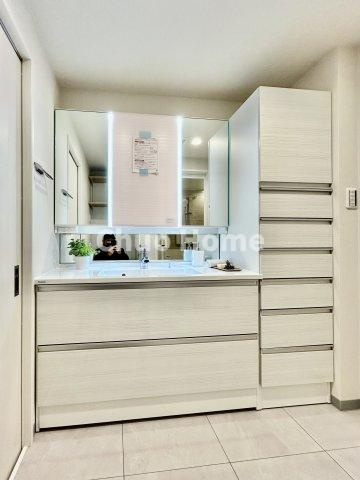 シティコープ豊洲の独立洗面台|【洗面化粧台】洗面化粧台には三面鏡を採用。身だしなみを整えやすい事はもちろんですが、鏡の後ろに収納スペースを設ける事により、散らかりやすい洗面スペースをすっきりさせる事が出来るのも嬉しいですね