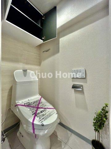 シティコープ豊洲のトイレ|【トイレ】 収納スペースをしっかりと確保した温水洗浄便座機能付きトイレ。温水洗浄便座は清潔にお使いいただくための大切なアイテムです。