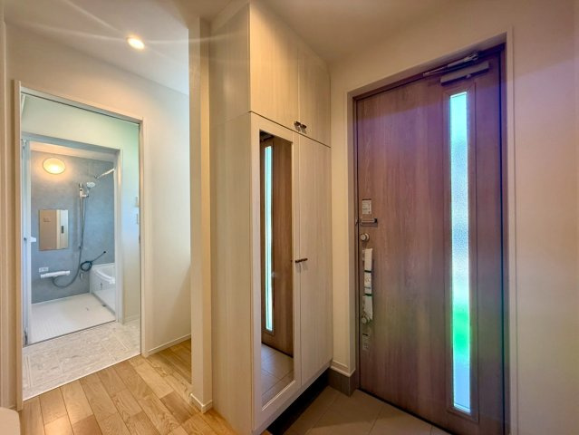 いの町枝川　未入居戸建の玄関|シューズボックス＆ミラー付きで機能的。家族にうれしい玄関空間。