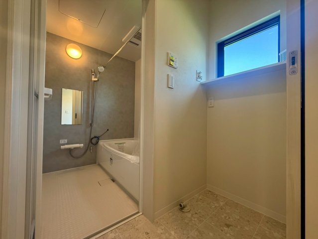 いの町枝川　未入居戸建のランドリースペース|窓付きで風通し◎室内干しも快適な明るいランドリー空間。