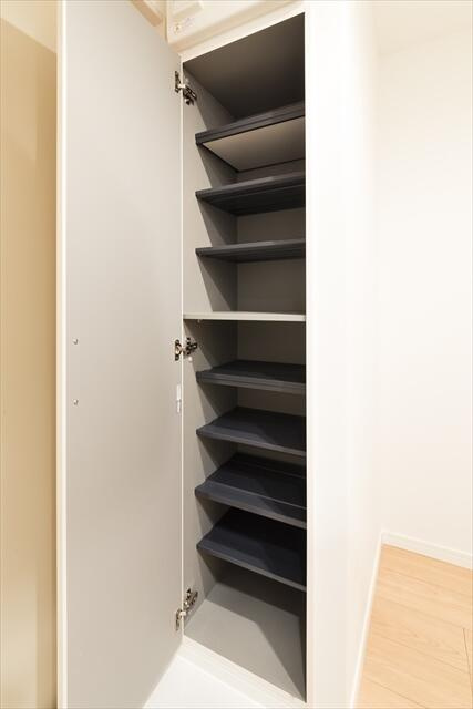 川崎市多摩区菅仙谷１丁目のアパートの玄関|シューズボックス