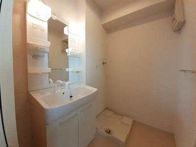 【洗面所】 | パルＷＡＫＡＭＩＹＡ | 明るい洗面所です