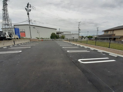 【駐車場】 | ザ・ビレッジグリーン飾東 | 駐車場があるので、車を買う予定の方も安心です