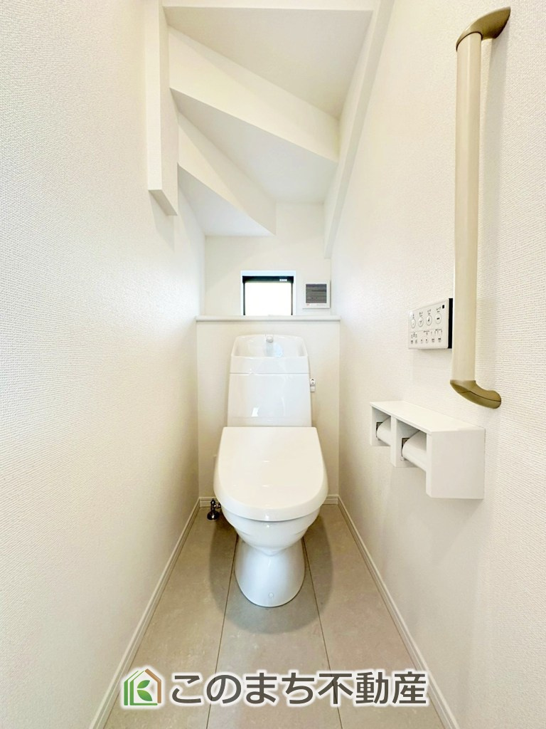ハートフルタウン宇都宮市若草5丁目2698番のトイレ|小窓から換気ができて清潔なトイレスペース☆温水洗浄便座搭載です！
