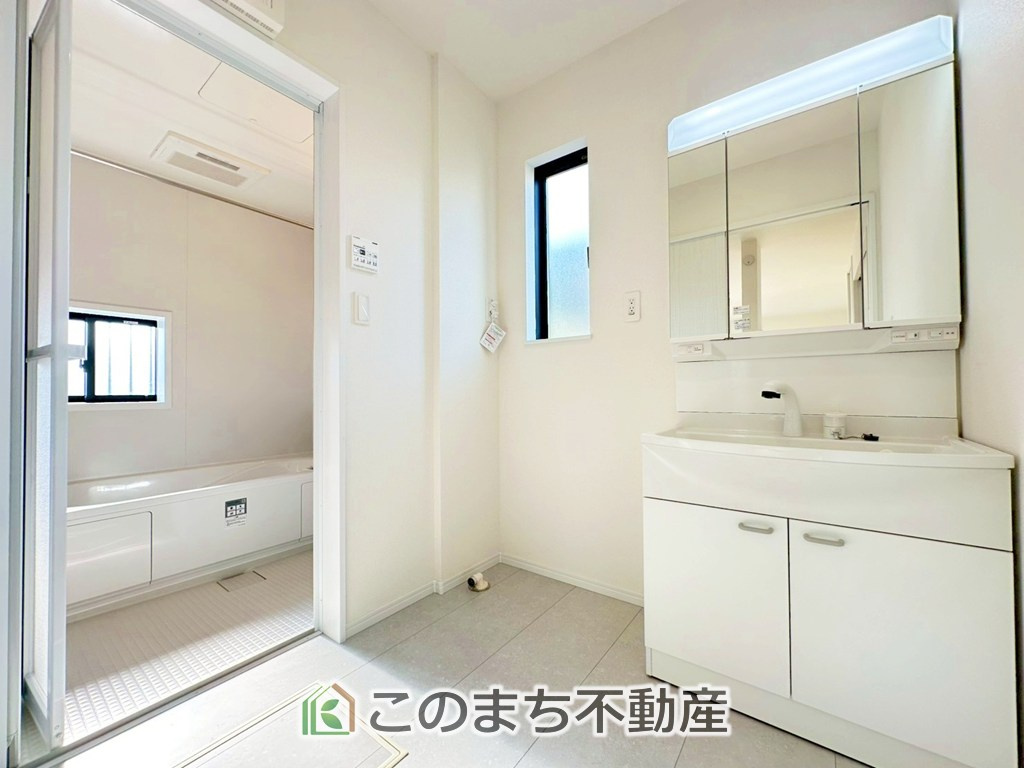 ハートフルタウン宇都宮市若草5丁目2698番の独立洗面台|収納豊富な3面鏡の洗面台にはハンドシャワー完備です
