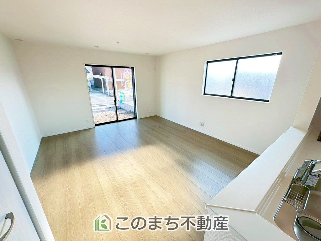 ハートフルタウン宇都宮市若草5丁目2698番の居間・リビング|南側から暖かな日差しが差し込みます♪キッチンからリビングの様子がよく見渡せます☆
