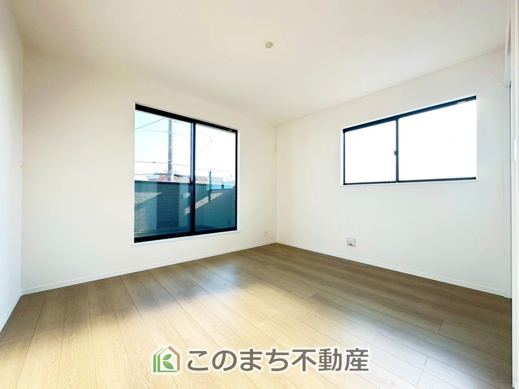 ハートフルタウン宇都宮市若草5丁目2698番の洋室|採光も確保されたお部屋です。大きいベッドを置いても余裕のあるゆとり空間。
