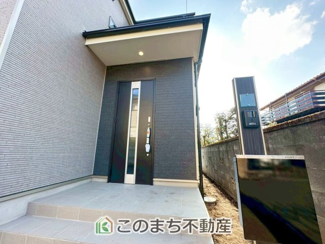 ハートフルタウン宇都宮市若草5丁目2698番の玄関|玄関周りは家の顔！スタイリッシュな玄関が特徴です！
