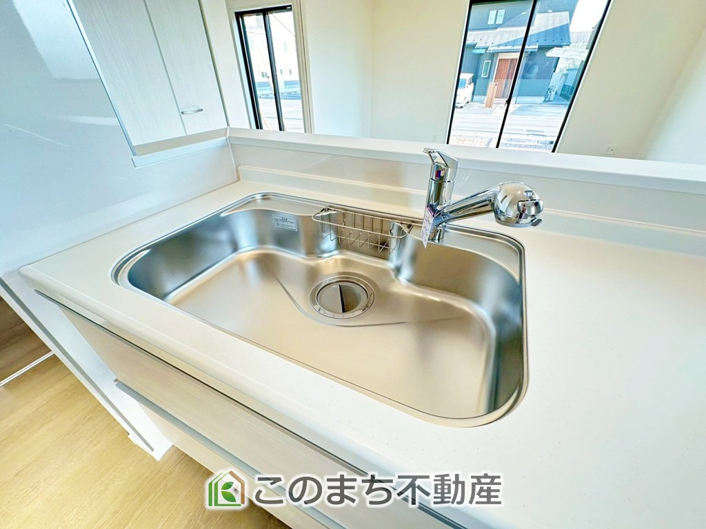 ハートフルタウン宇都宮市若草5丁目2698番の設備|ビルトイン型浄水器を内蔵したキッチン水栓。お米を研いだり、野菜を洗ったりするときなど用途に応じてワンタッチで浄水に切り替えが可能です。カートリッジ式なので、フィルターを簡単に交換する事が出来ます。
