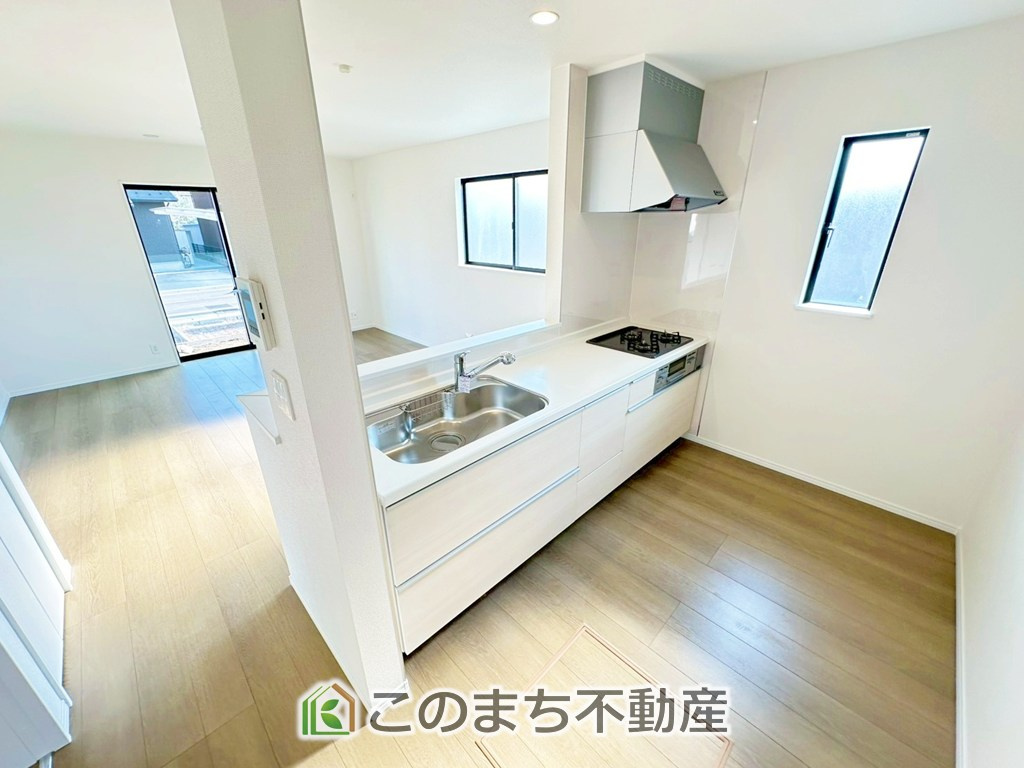 ハートフルタウン宇都宮市若草5丁目2698番のキッチン|"お洒落なホワイト天板のペニンシュラキッチンを採用しております。
浄水器内蔵の水栓です♪"
