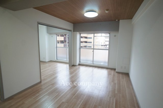 【居間・リビング】 | 八戸ノ里第3ガーデンハイツA棟 | 【LDK:約12.5帖】続き間の洋室を開放してリビングの拡張ができます♪