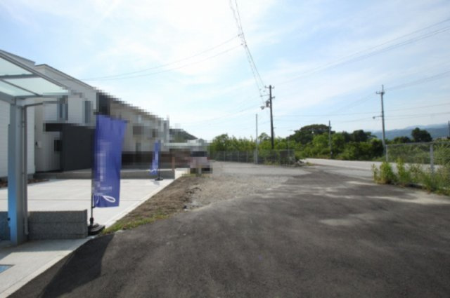 南国市篠原　新築戸建の前面道路含む現地写真