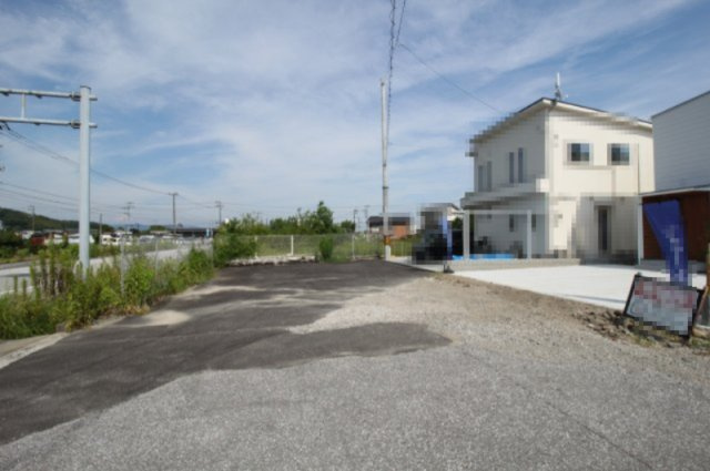 南国市篠原　新築戸建の前面道路含む現地写真