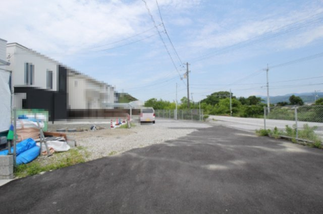 南国市篠原　新築戸建の前面道路含む現地写真