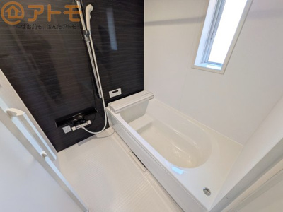 【浴室】 | 葵区古庄第4　新築戸建　5号棟 | 浴室乾燥などの機能も充実♪ユニットバスはお掃除もしやすく家事の手間も軽減！窓は湿気をこもらせません！