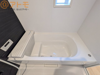 【浴室】 | 葵区古庄第4　新築戸建　5号棟 | お子様やお年寄りが使いやすいだけでなく、半身浴にも便利なベンチタイプの湯舟です。お湯の節約にも！