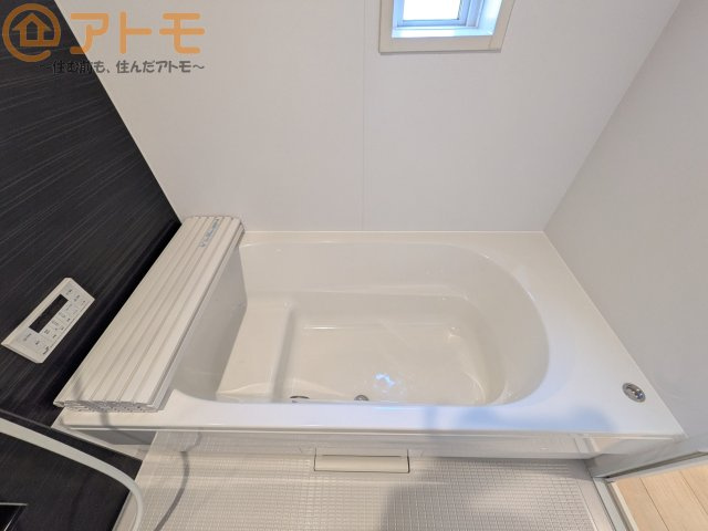 【浴室】 | 葵区古庄第4　新築戸建　5号棟 | お子様やお年寄りが使いやすいだけでなく、半身浴にも便利なベンチタイプの湯舟です。お湯の節約にも！