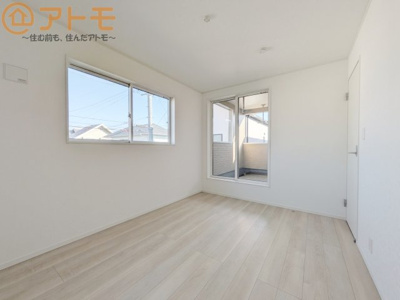 【寝室】 | 葵区古庄第4　新築戸建　5号棟 | バルコニーに面したお部屋なので、布団などの大きなものも楽々干せます♪