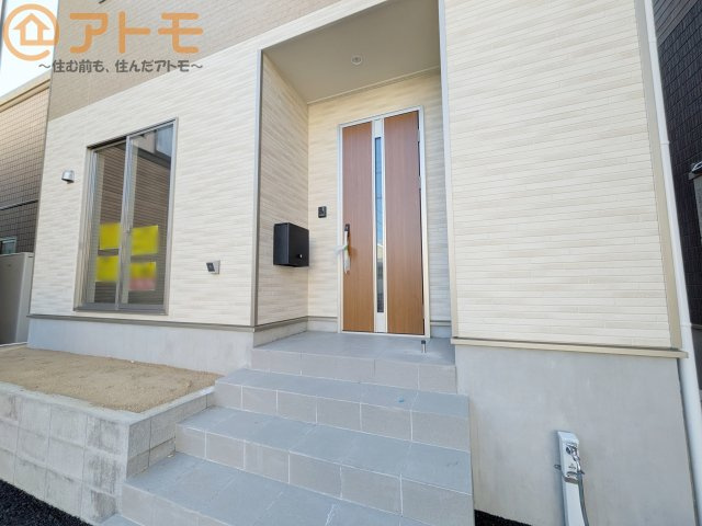 【玄関】 | 葵区古庄第4　新築戸建　5号棟 | 落ち着いた色合いの玄関はダブルロックで防犯性に優れた仕様になっています♪