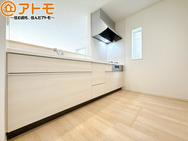【キッチン】 | 葵区古庄第4　新築戸建　5号棟 | つなぎ目の少ないシステムキッチンは、隙間に溜まる汚れも少なく、サッと拭けてお掃除の手間も軽減♪
