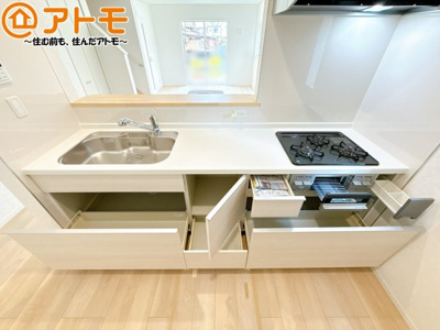 【キッチン】 | 葵区古庄第4　新築戸建　5号棟 | 大きなシンクはフライパン等も洗いやすく、蛇口は用途に合わせてシャワーとストレートの切替えが可能です♪
