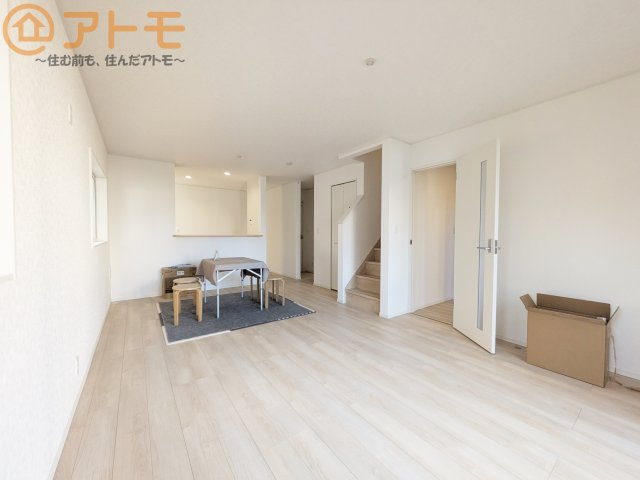 【居間・リビング】 | 葵区古庄第4　新築戸建　5号棟 | ゆとりあるLDKは、家族が同じ空間にいながらパーソナルスペースもしっかり確保できますね♪