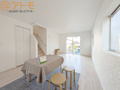 【居間・リビング】 | 葵区古庄第4　新築戸建　5号棟 | あるとうれしい大型リビング収納で、散らかりやすいリビングもスッキリ♪