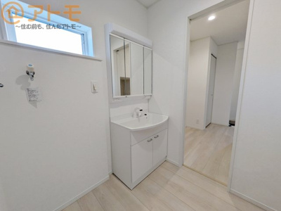【独立洗面台】 | 葵区古庄第4　新築戸建　5号棟 | シャワータイプの洗面台は、洗濯物の土汚れなどの予洗いもしやすいため、お子様のいるご家庭でも大活躍！
