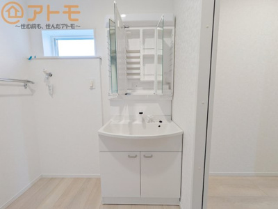 【独立洗面台】 | 葵区古庄第4　新築戸建　5号棟 | 三面鏡の中は収納になっているため、スッキリとした洗面台を保つことができます♪