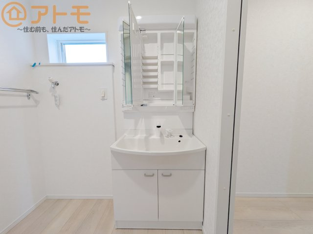 【独立洗面台】 | 葵区古庄第4　新築戸建　5号棟 | 三面鏡の中は収納になっているため、スッキリとした洗面台を保つことができます♪