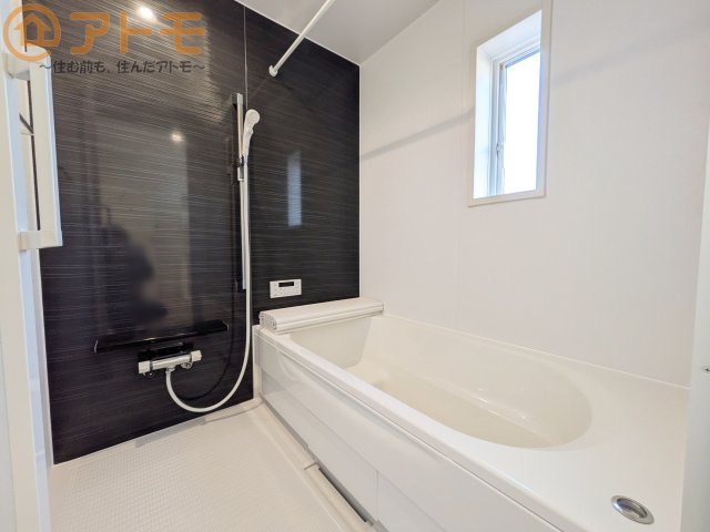 【浴室】 | 葵区古庄第4　新築戸建　3号棟 | 浴室乾燥などの機能も充実♪ユニットバスはお掃除もしやすく家事の手間も軽減！窓は湿気をこもらせません！