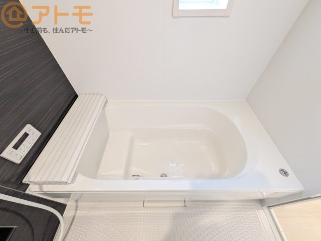 【浴室】 | 葵区古庄第4　新築戸建　3号棟 | お子様やお年寄りが使いやすいだけでなく、半身浴にも便利なベンチタイプの湯舟です。お湯の節約にも！