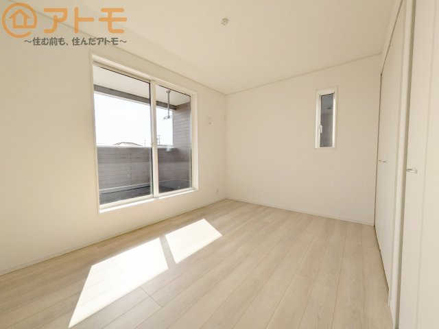 【寝室】 | 葵区古庄第4　新築戸建　3号棟 | バルコニーに面したお部屋なので、布団などの大きなものも楽々干せます♪収