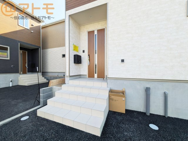 【玄関】 | 葵区古庄第4　新築戸建　3号棟 | 落ち着いた色合いの玄関はダブルロックで防犯性に優れた仕様になっています♪