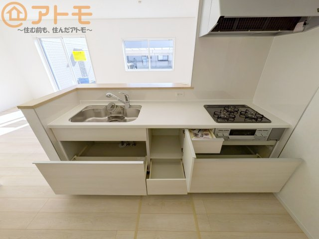 【キッチン】 | 葵区古庄第4　新築戸建　3号棟 | 大きなシンクはフライパン等も洗いやすく、蛇口は用途に合わせてシャワーとストレートの切替えが可能です♪