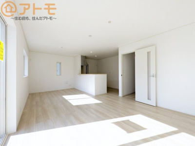 【居間・リビング】 | 葵区古庄第4　新築戸建　3号棟 | 日当たりのよいリビングは、一年を通してぽかぽかとしています。家族が自然と集まる空間になりそうですね♪