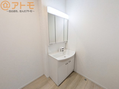 【独立洗面台】 | 葵区古庄第4　新築戸建　3号棟 | シャワータイプの洗面台は、洗濯物の土汚れなどの予洗いもしやすいため、お子様のいるご家庭でも大活躍！