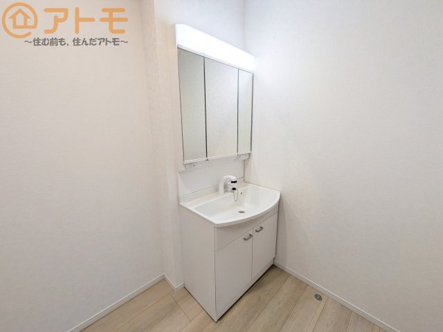 【独立洗面台】 | 葵区古庄第4　新築戸建　3号棟 | シャワータイプの洗面台は、洗濯物の土汚れなどの予洗いもしやすいため、お子様のいるご家庭でも大活躍！