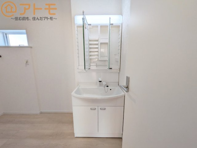 【独立洗面台】 | 葵区古庄第4　新築戸建　3号棟 | 三面鏡の中は収納になっているため、スッキリとした洗面台を保つことができます♪