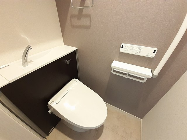 ☆温水洗浄・暖房便座付きトイレです☆