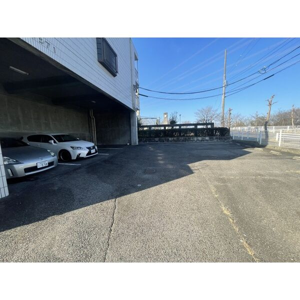 KIソシア Iの駐車場
