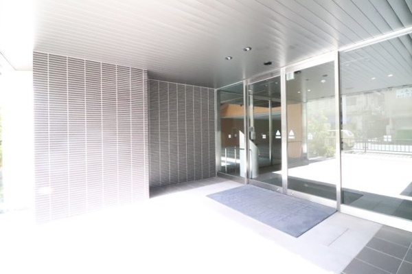  | 【エントランス出入り口】エレガントなタイル貼り。もちろんオートロックで、セキュリティ面でも安心。