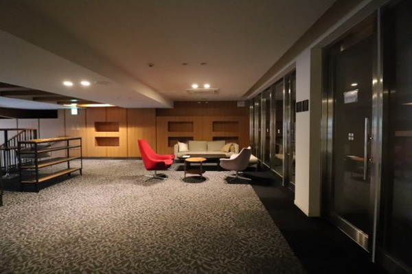 【ロビー】 | 【オーナーズラウンジ】ゆったりとしたソファに腰かけ、ご歓談やお待ち合わせの時間も優雅に過ごせます。