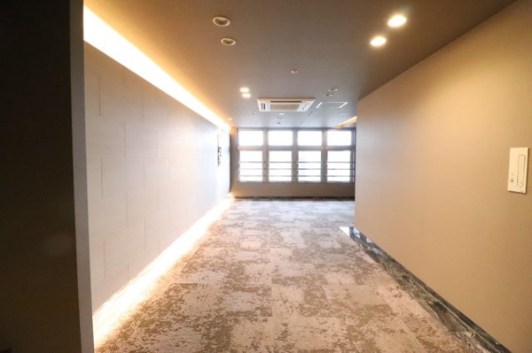 【その他共用部分】 | 【共用部分】共用廊下です。窓があり、自然光が差し込む明るい空間！空調完備で毎日快適です！