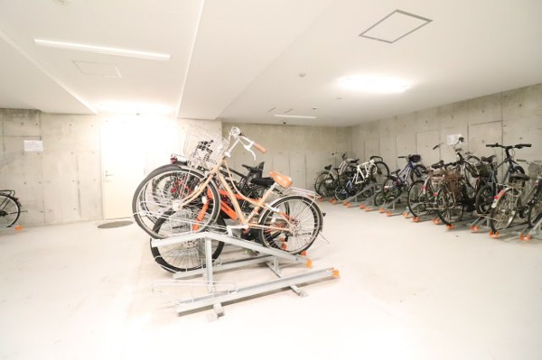 【駐輪場】 | 【駐輪場】屋内なので、愛車が風雨にさらされることもなく、安心です！計229台駐輪可能です！