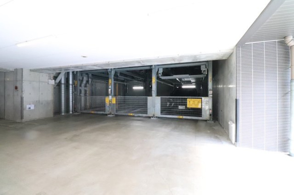 【駐車場】 | 【敷地内駐車場】機械式駐車場です。ほかにエレベーターパーキングも！平面式駐車場も1台ございます。