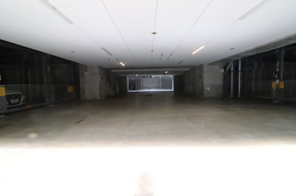 【駐車場】 | 【敷地内駐車場】十分な広さがあり、車の出し入れもスムーズです。きちんと整備されたきれいな駐車場！